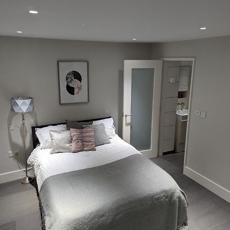 Basement Apartment In Central バース エクステリア 写真