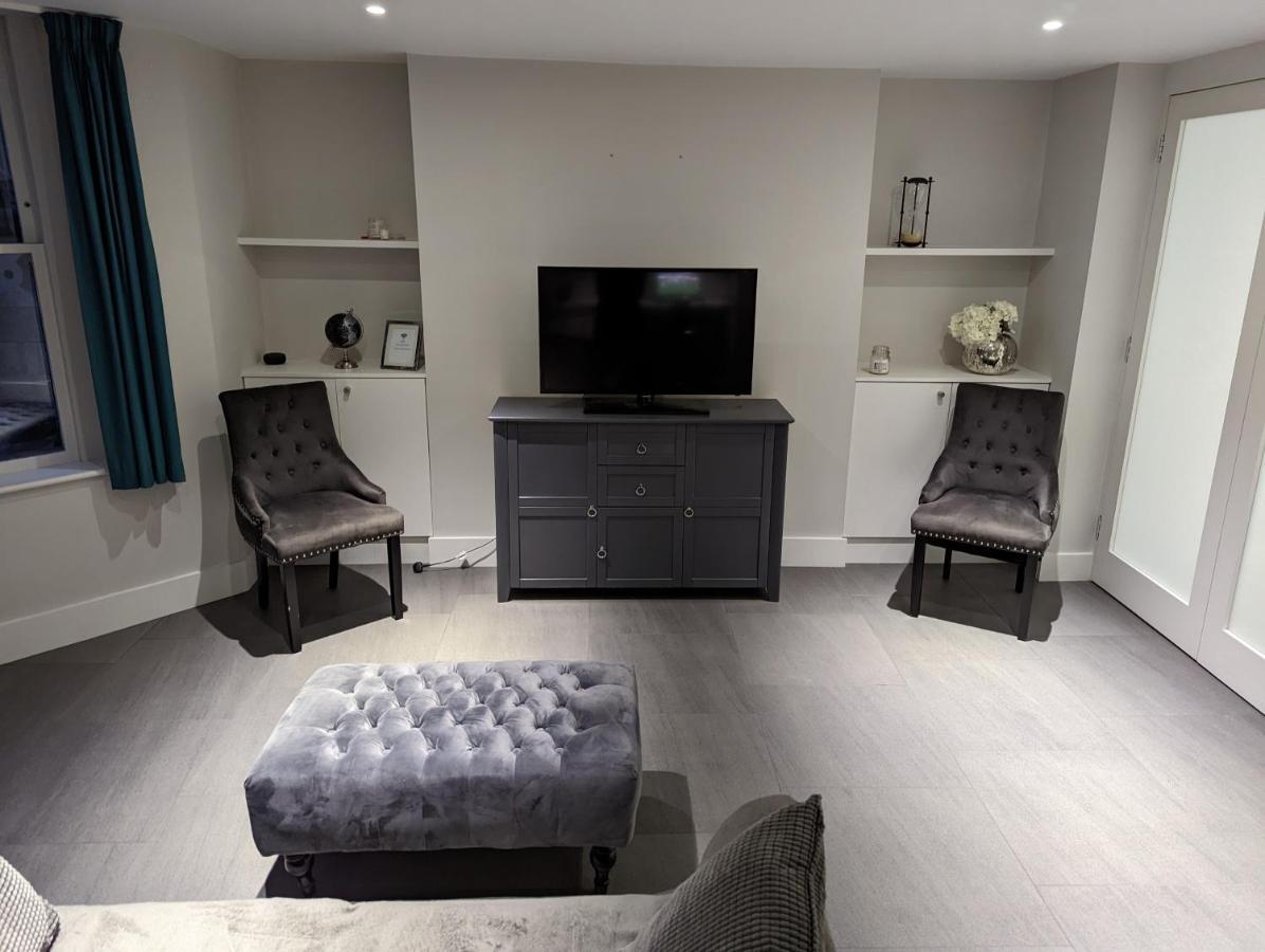 Basement Apartment In Central バース エクステリア 写真