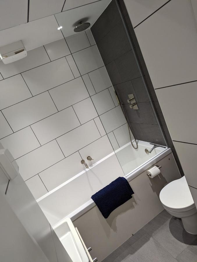 Basement Apartment In Central バース エクステリア 写真
