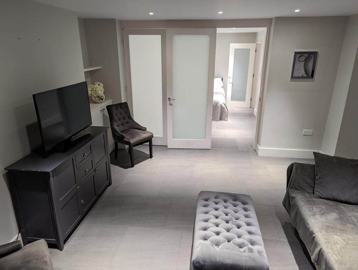 Basement Apartment In Central バース エクステリア 写真