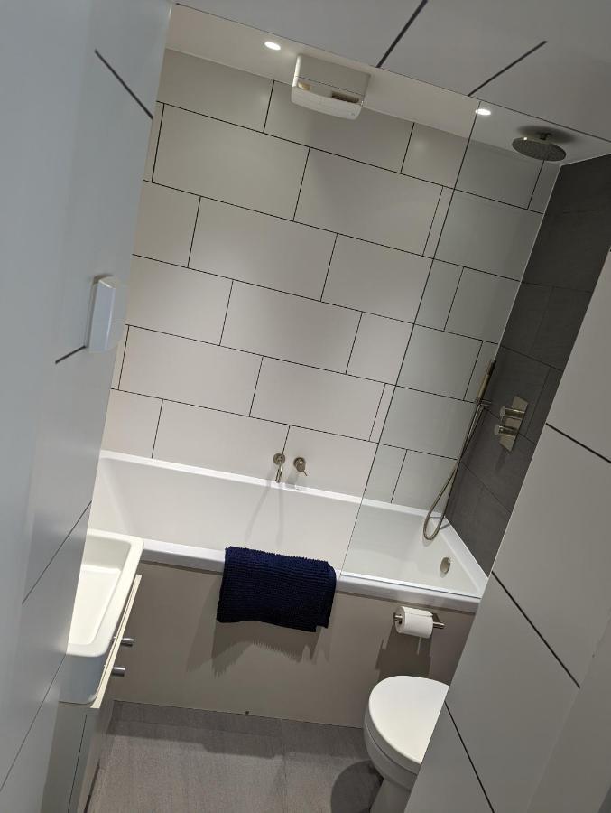 Basement Apartment In Central バース エクステリア 写真