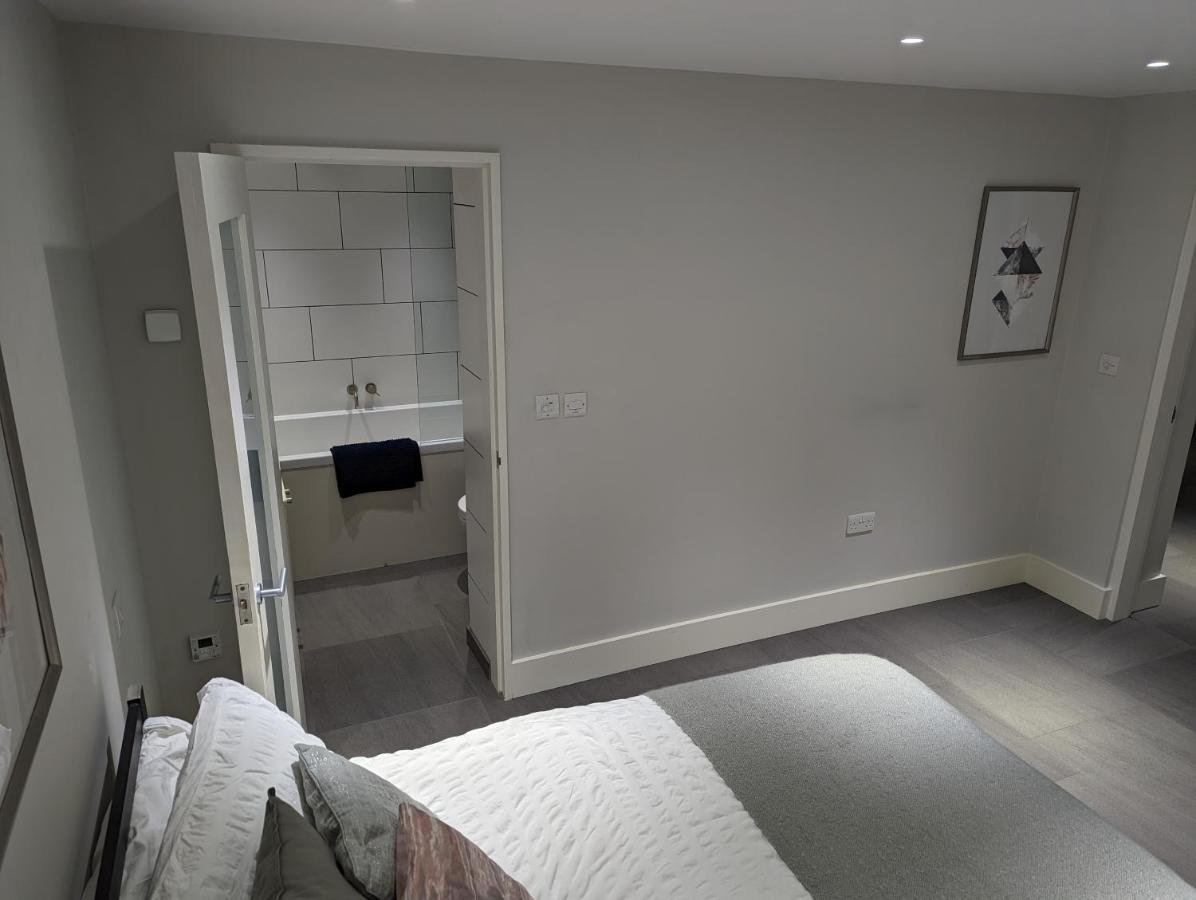 Basement Apartment In Central バース エクステリア 写真